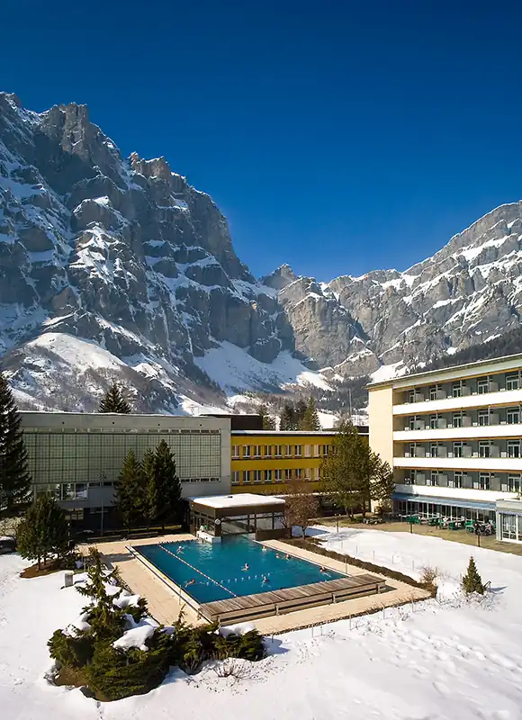 La Leukerbad Clinic située entre les montagnes hivernales de Loèche-les-Bains