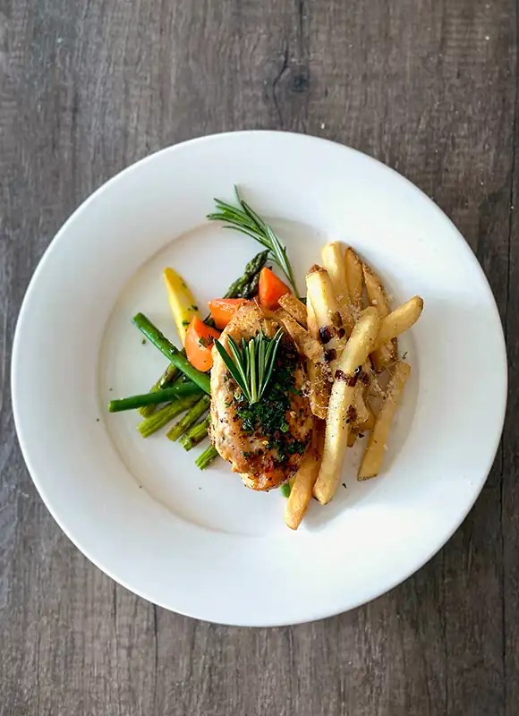 Assiette avec légumes, viande, pommes-frites et épices